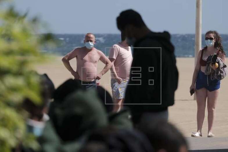 Imagen de archivo de un grupo de inmigrantes que llegó a la playa de Maspalomas en octubre (Foto EFE / Ángel Medina)